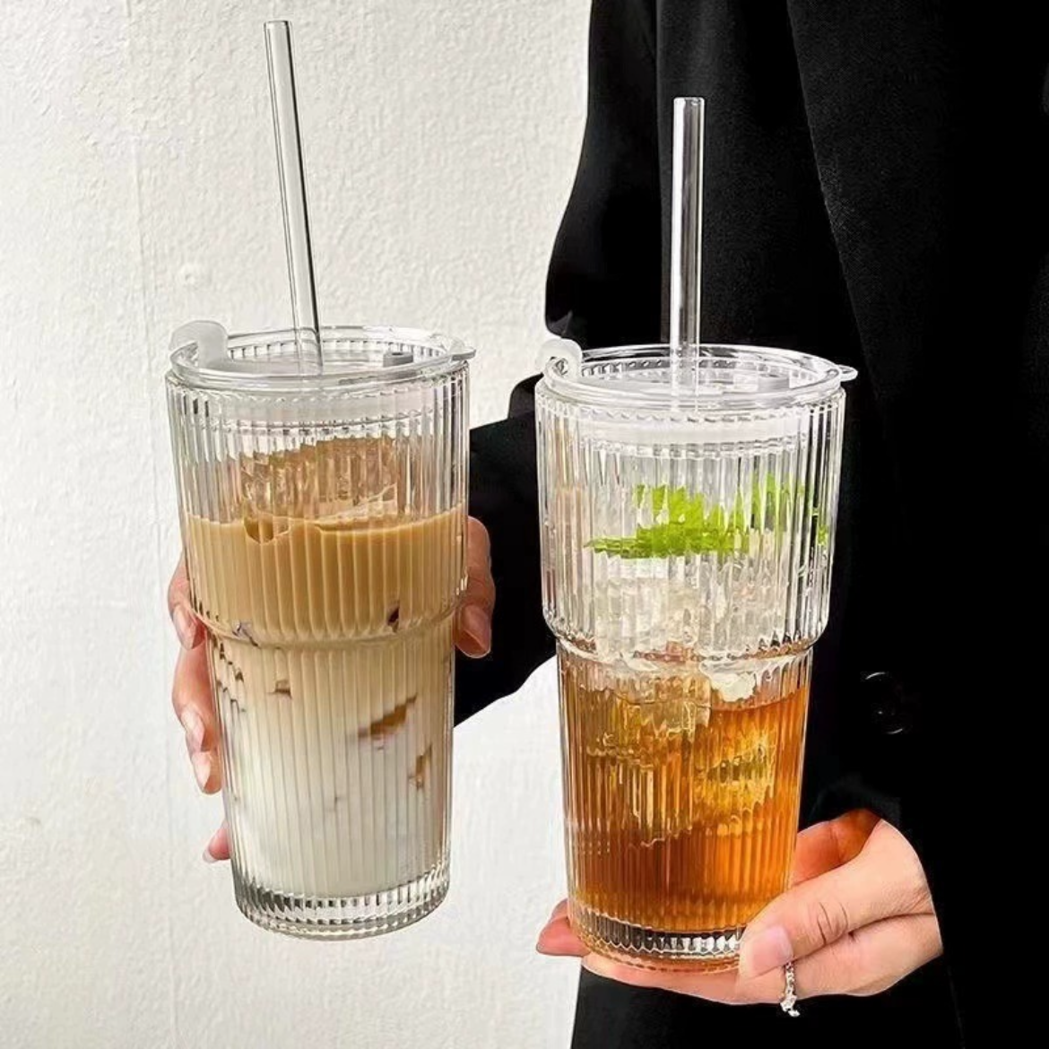 600 ml dricksglas med lock och sugrör i glas