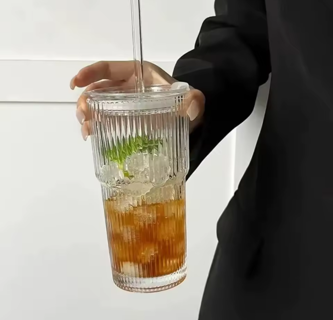 600 ml dricksglas med lock och sugrör i glas