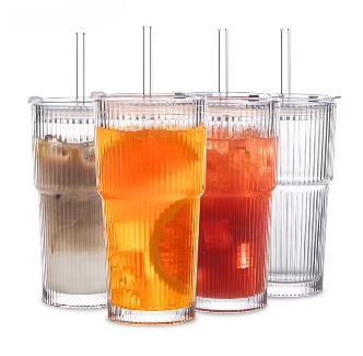 600 ml dricksglas med lock och sugrör i glas