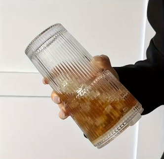 600 ml dricksglas med lock och sugrör i glas