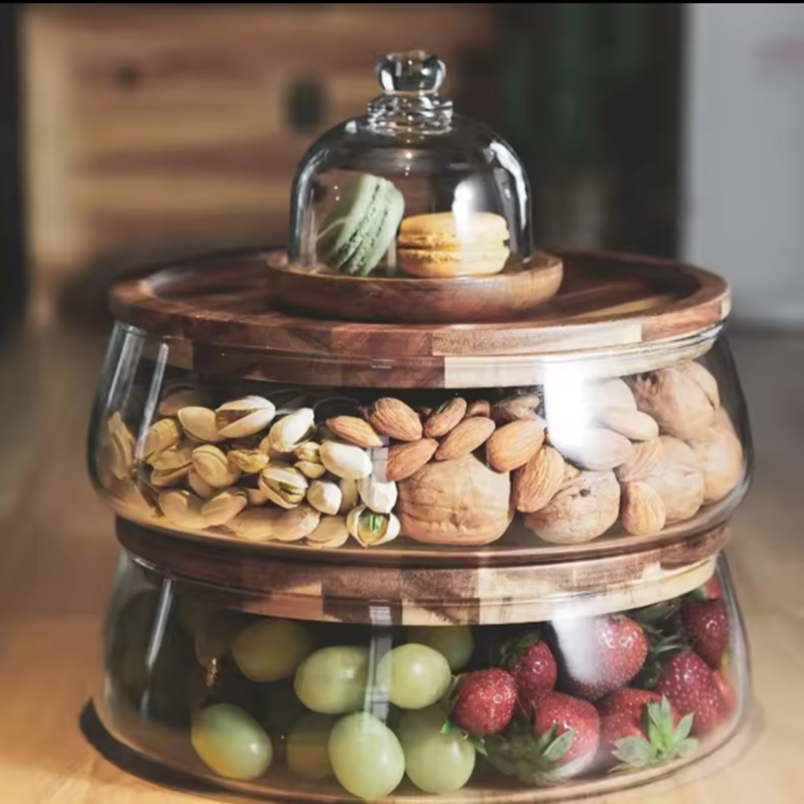 Glasburk med akacia fruktfat